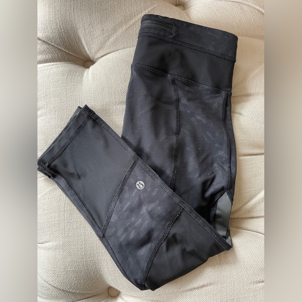 Lululemon, Size 4, Black Cropped Leggings.